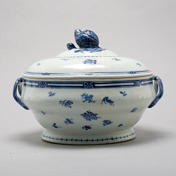 A porcelian chinese turren from the 18th century.