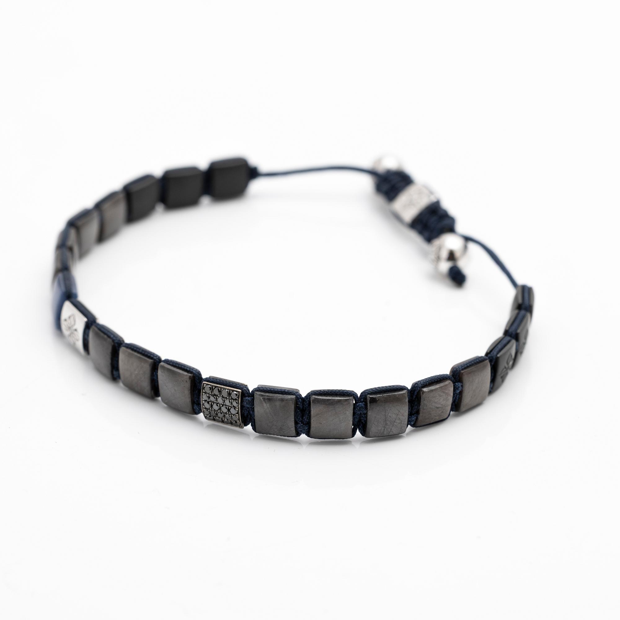 Shamballa armband av 18K guld, safirer och diamanter.