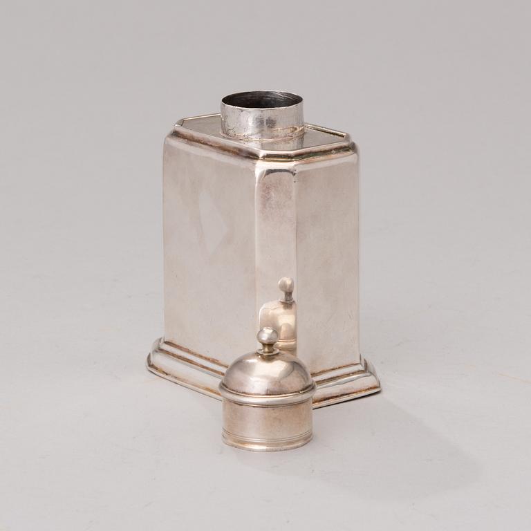 TEA CADDY, silver, John Farnell, London 1726.