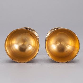 SUPKOPPAR, 2 st, förgyllt silver samt niello, Sovjetunionen 1900-talets slut. Tot. vikt ca 148,9 g.