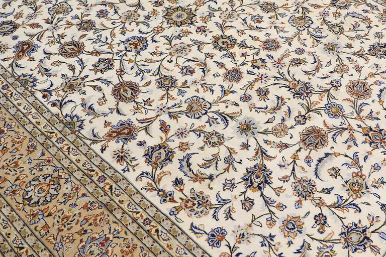 A carpet, Kashan, ca 400 x 289 cm.