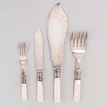 A 26-piece set of cutlery with mother of pearl handles and silver plated blades from the first half of the 20th Century.