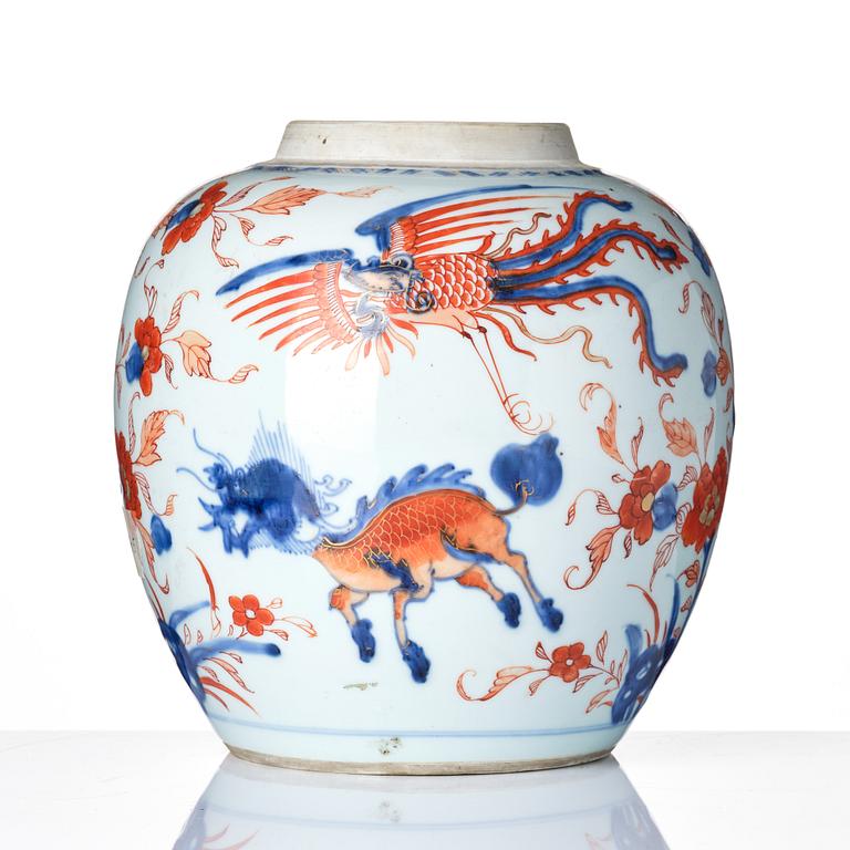 An imari jar, Qing dynasty, 18th century.