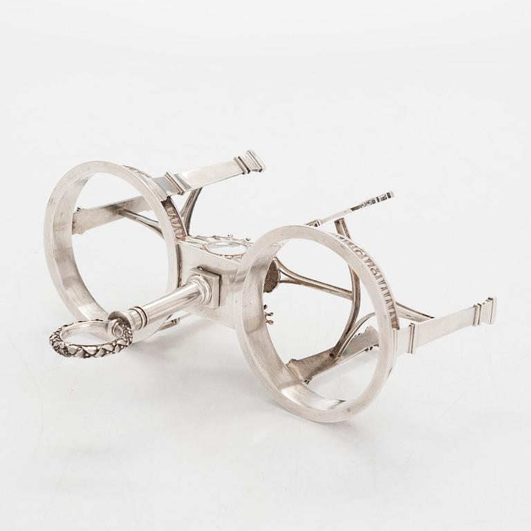 Bordssurtout samt ett par behållare, silver, Paris 1819-38. Empir.