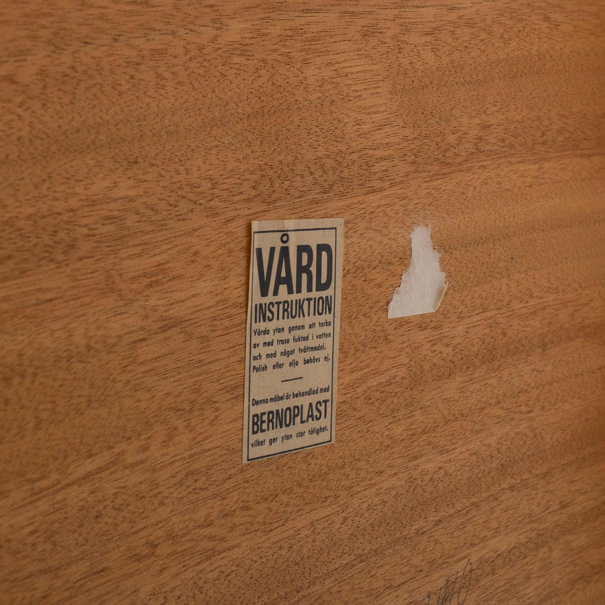 EDVARD KINDT-LARSEN, dining table and four chairs, Säffle Möbelfabrik, 1960s. 2 leaves included.