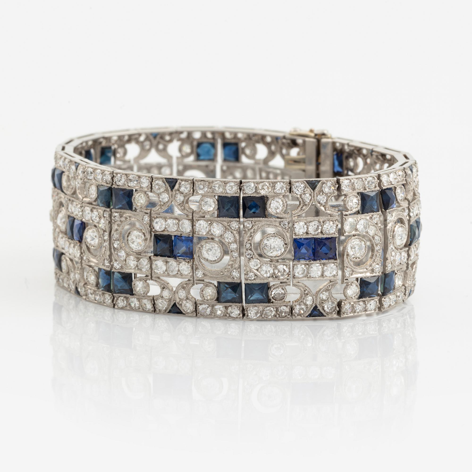 Armband platina med gammalslipade diamanter och trappslipade safirer.