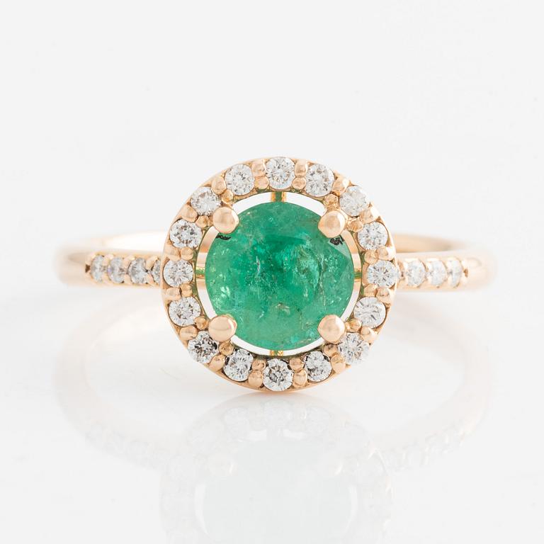Ring in 18K gold with a faceted emerald and round brilliant-cut diamonds.