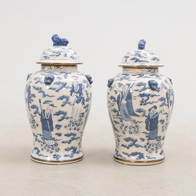 Vases with lids, 1 pair, China, late 20th century, porcelain.