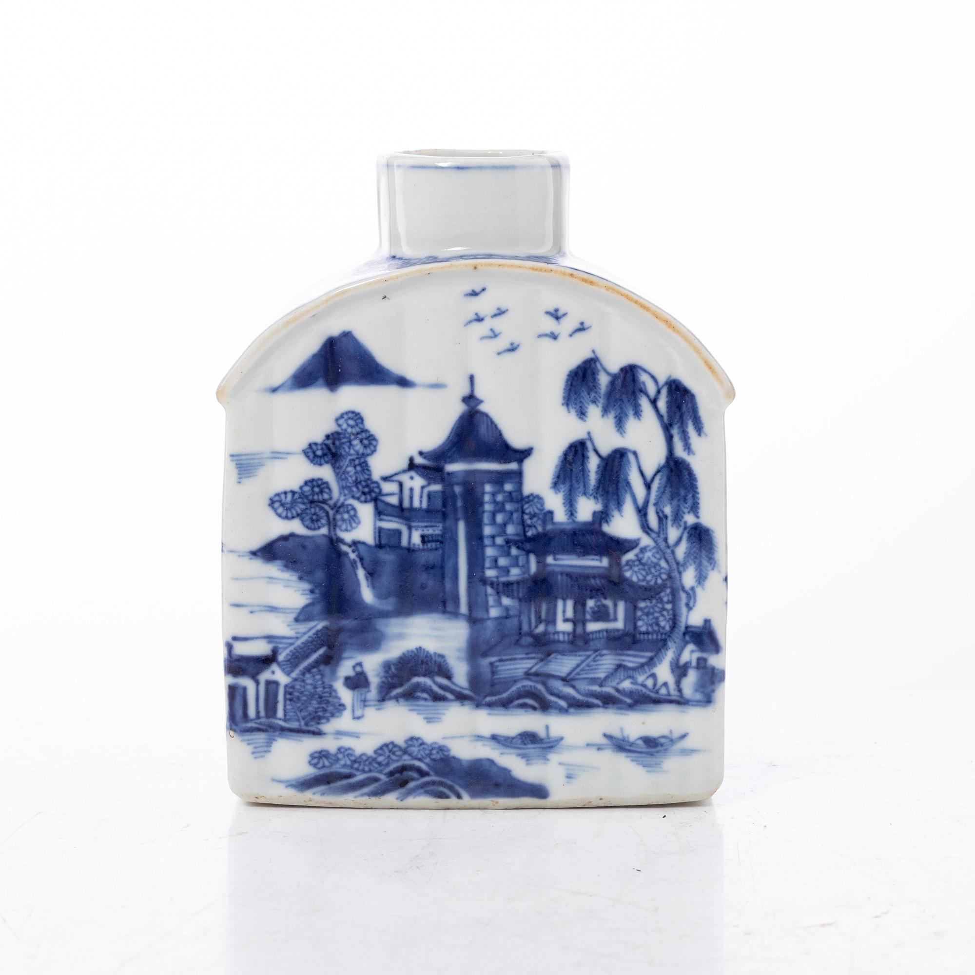 A blue and white tea caddy, Qing dynasty, Qianlong (1736-95).