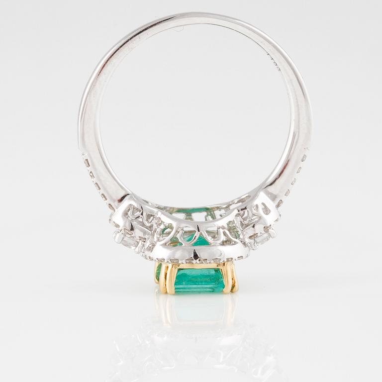 RING, 18K vitguld med briljantslipade diamanter ca 0.30 ct samt smaragdslipad smaragd ca 1.15 ct. Vikt 3,1 gram.