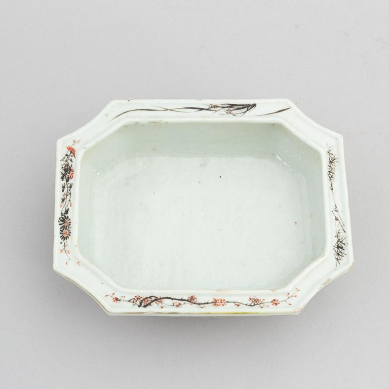 A Chinese porcelain flower pot, first half of the 20th Century.