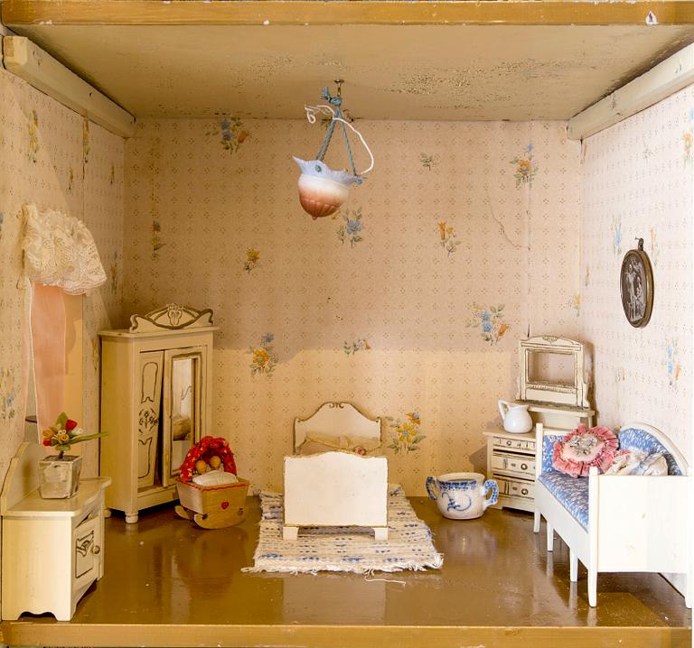A doll house with interior including Nolbyn and Nordiska Kompaniet first half of the 20th century.