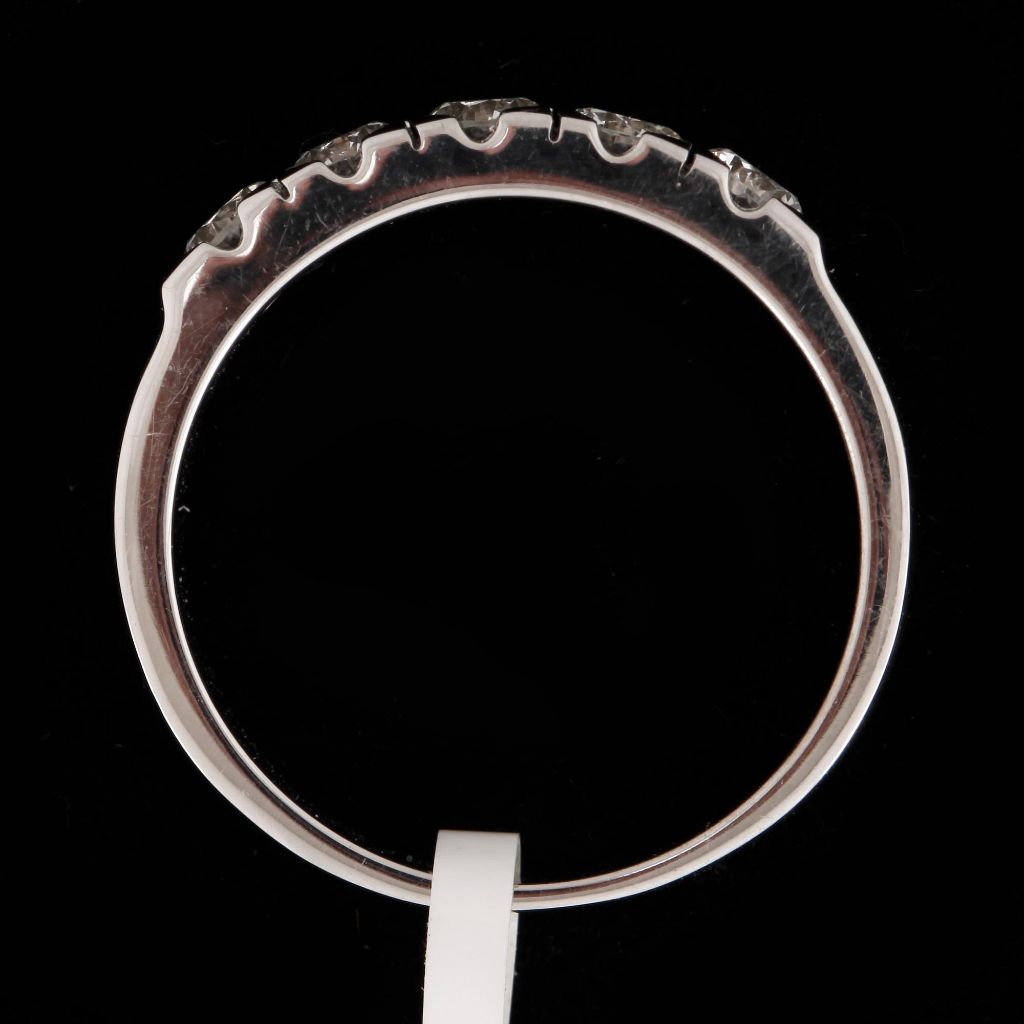 RING, 18 vitguld med diamanter tot 0,72ct. Vikt ca 3,80 gram.