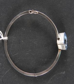 ARMRING. Stigbert, silver 1944, med syntetisk spinell.