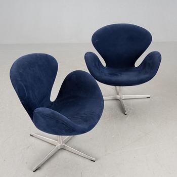 FÅTÖLJER, ett par, "Svanen", Arne Jacobsen för Fritz Hansen, 2000-tal.
