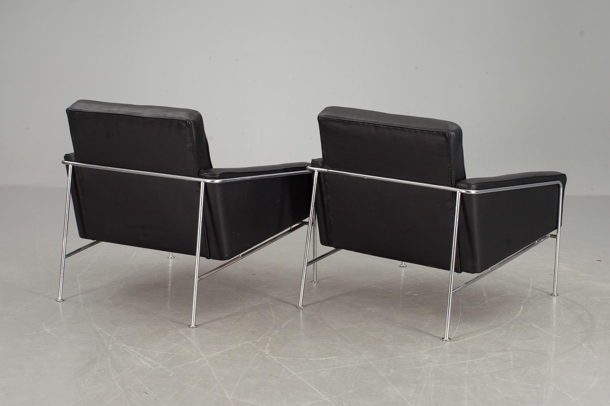 FÅTÖLJER, ett par, Arne Jacobsen, modell 3300 för Fritz Hansen. Danmark.