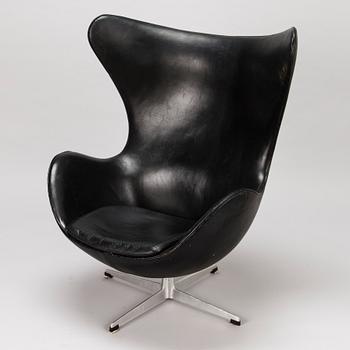 ARNE JACOBSEN, A 1960s arm chair "Egg chair" designed for Fritz Hansen, Denmark.