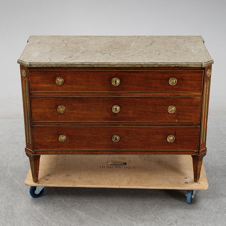 A late Gustavian mahogany chest of drawers.