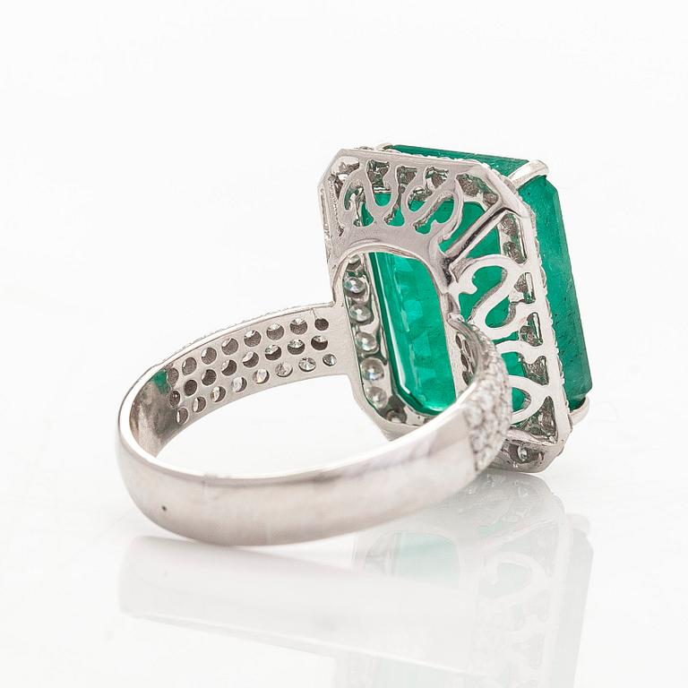 Sormus, 14K valkokultaa, smaragdi noin 8.97 ct ja timantteja.
