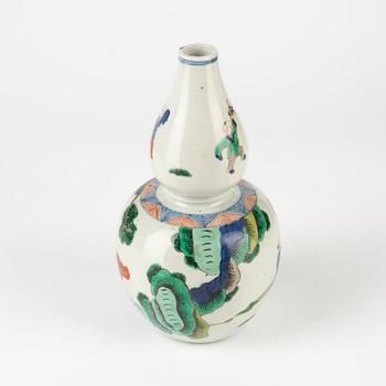 A kalebass shaped wucai vase, Qing dynasty, 19th Century.