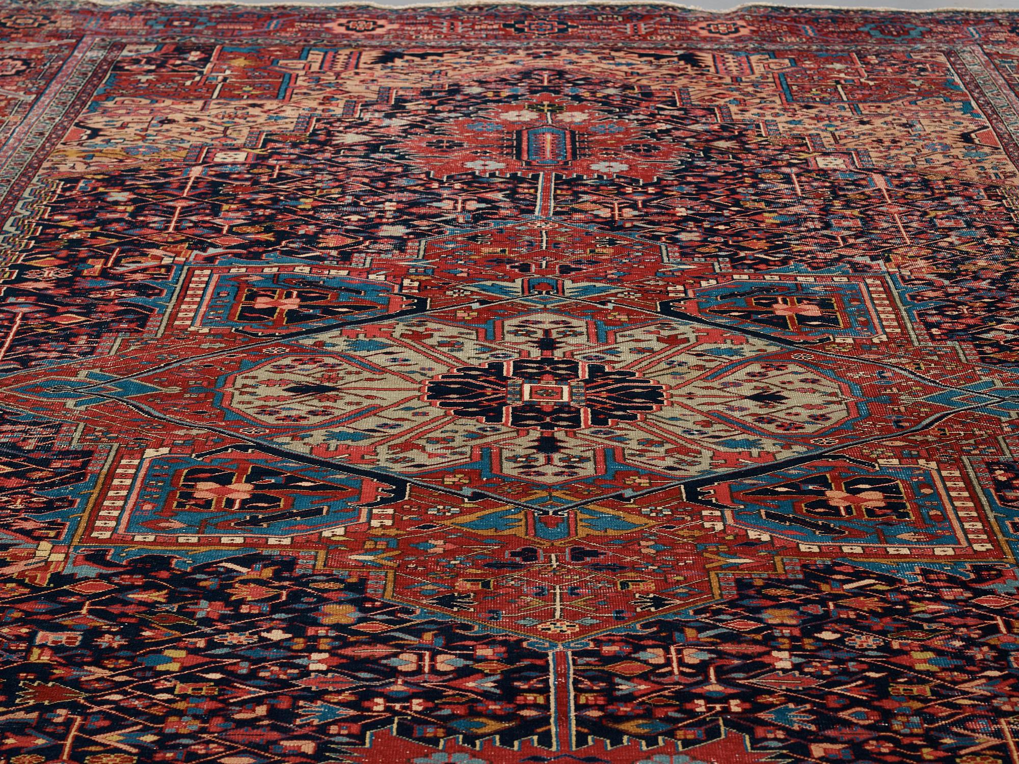 Matto, a semi-antique West Persian, ca 466,5-470,5 x 334,5-350 cm.