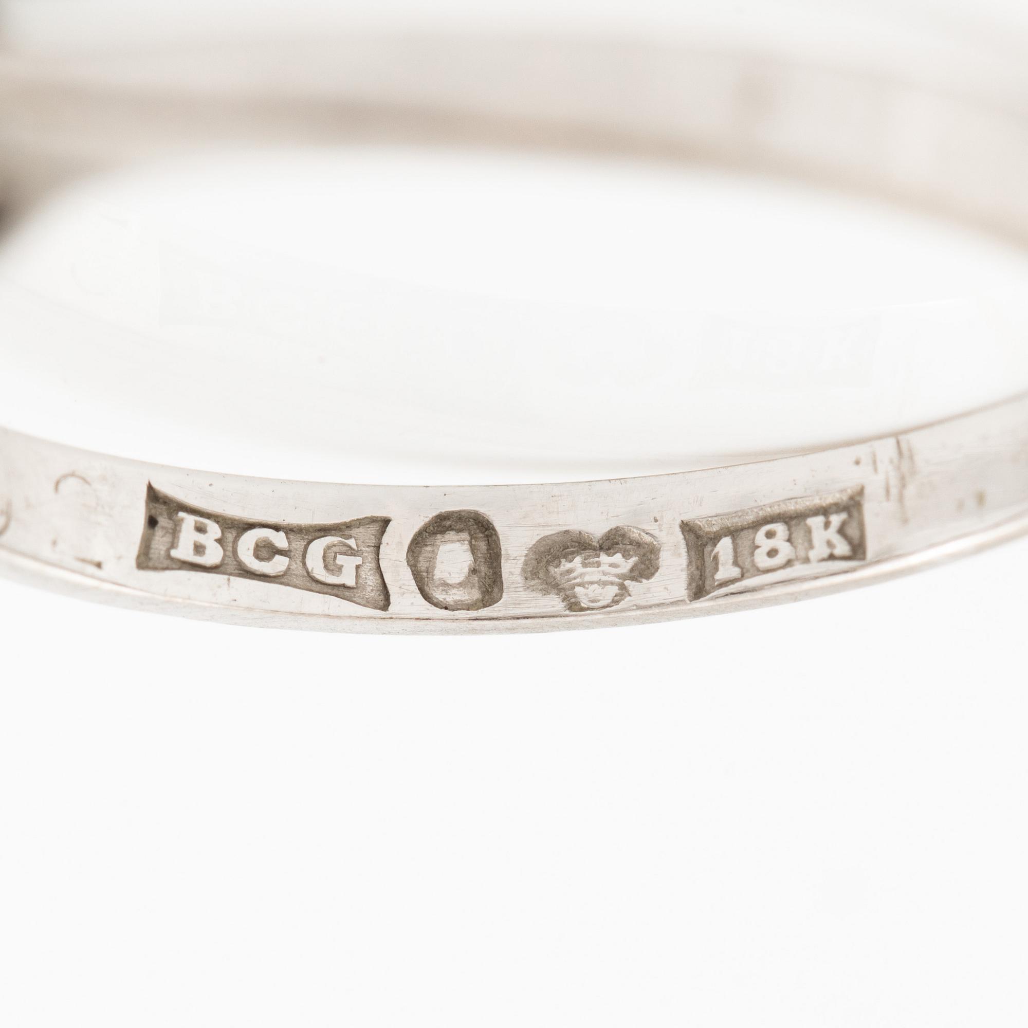 Ring, 18K white gold with three brilliant-cut diamonds totalling 0.92 ct.