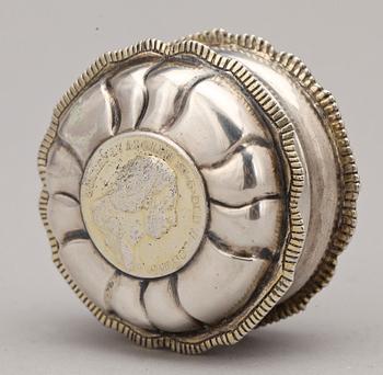 KYRKDOSA, silver, Henrik Ruthenbeck, Uddevalla, verksam 1794-1819. Vikt ca 39 gram.