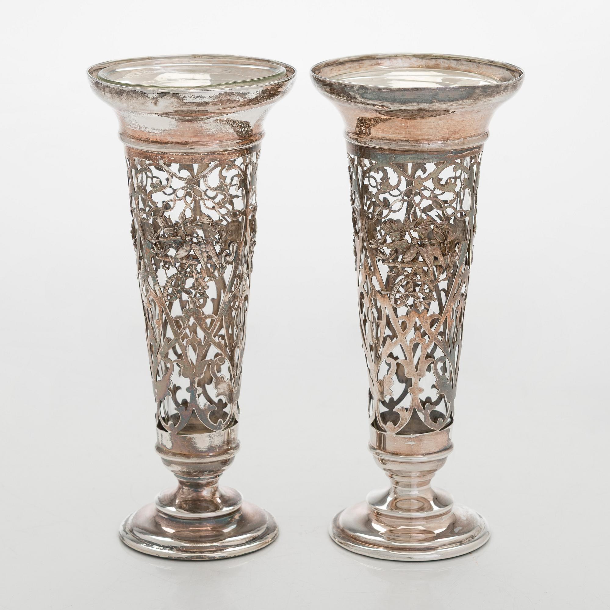 Vaser, ett par, silver och glass, London 1907.