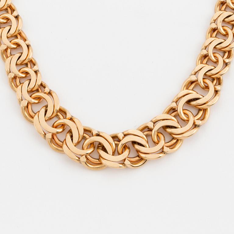 An 18K gold necklace.