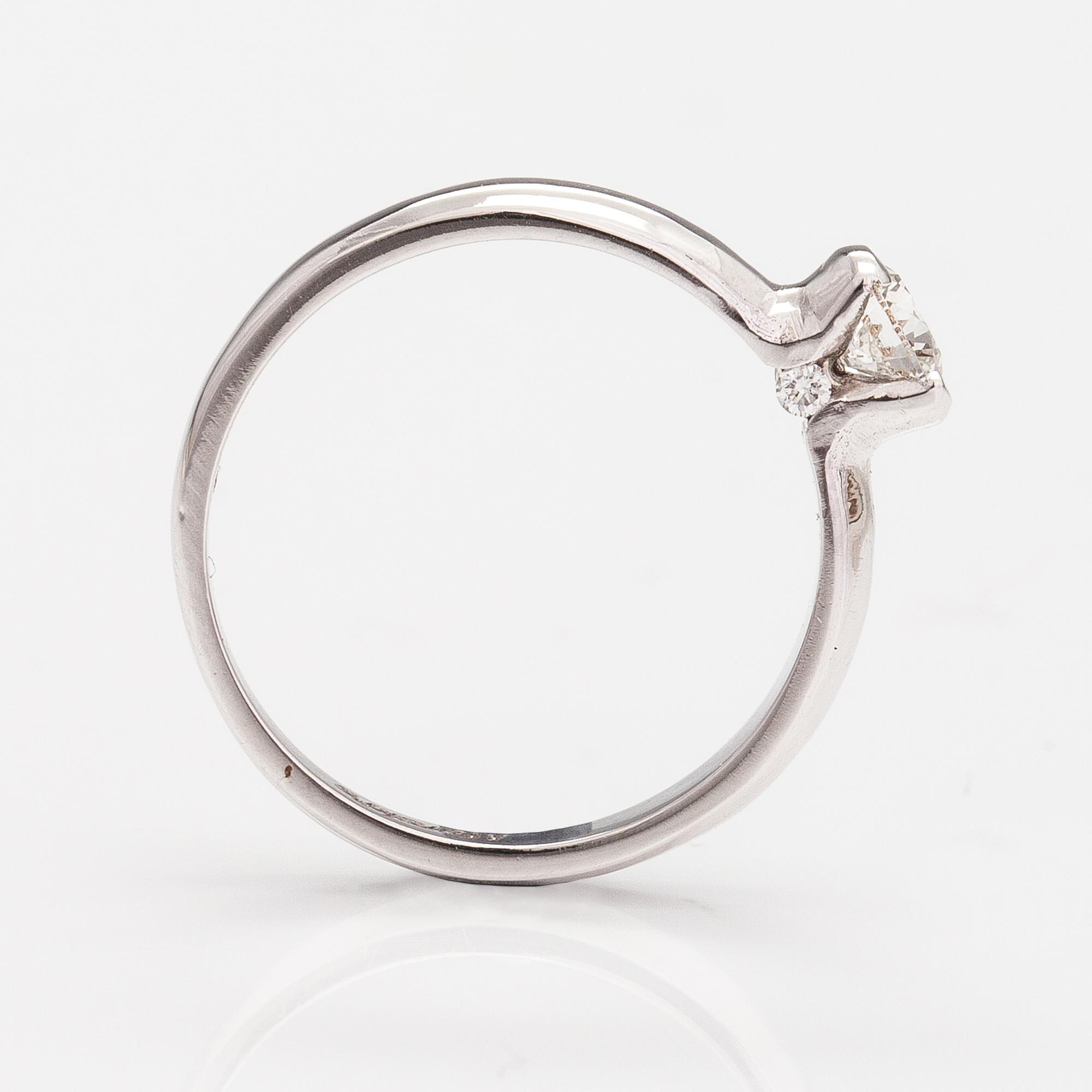 An 18K white gold ring with diamonds ca. 0.38 ct in total.