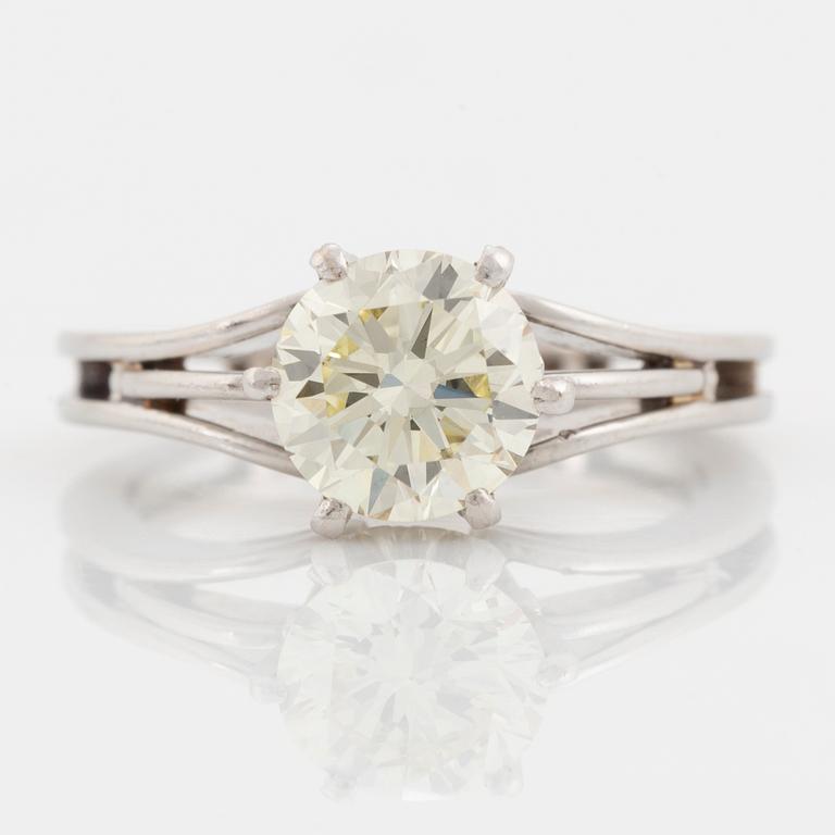 Brilliant cut diamond ring.