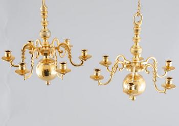 A pair of small baroque style chandeliers, late 20th century, hight 21 cm.