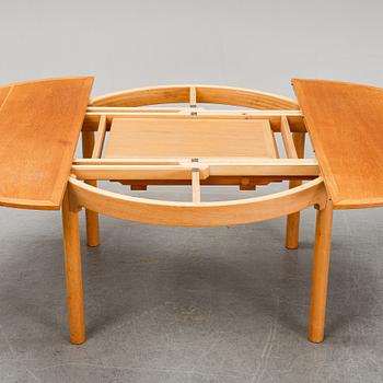 A 'Öresund' oak veneered dining table by Børge Mogensen, Karl Andersson & Söner. 2 foldable leaves included.