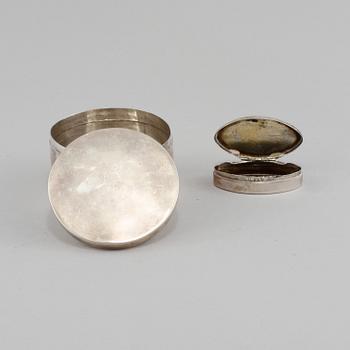DOSOR, 2 st, silver, Stockholm respektive Uppsala 1792 och 1811. Vikt 205.