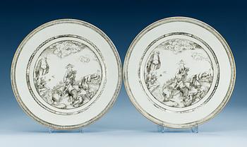 1623. A pair of grisaille chargers, Qing dynasty, Qianlong (1735-1796).