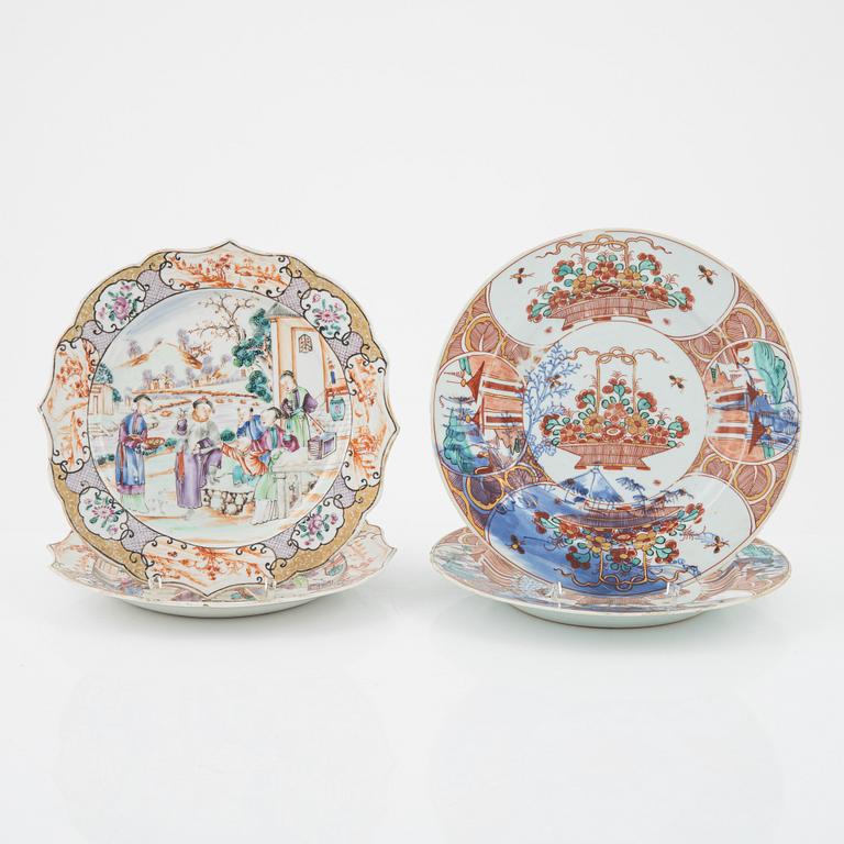 A set of four Chinese Export dinner plates (2+2), Qing dynasty, Qianlong (1736-95).