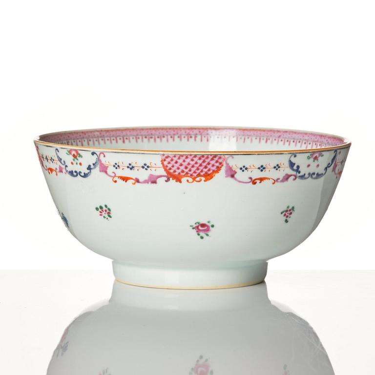 A famille rose bowl, Qing dynasty, Qianlong (1736-95).