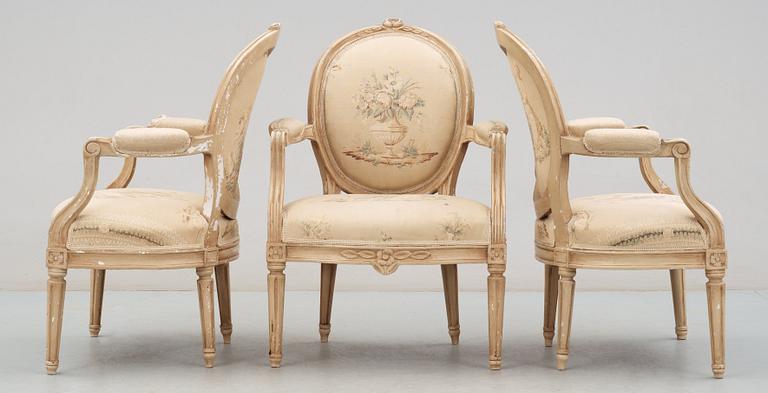 KARMSTOLAR, tre stycken. Gustavianska stockholmsarbeten, 1700-talets slut.