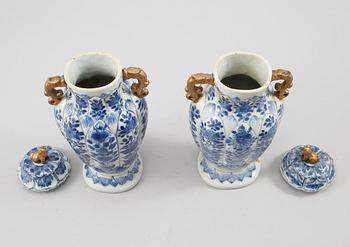 LOCKURNOR, ett par, porslin, Kina, 1800-tal.