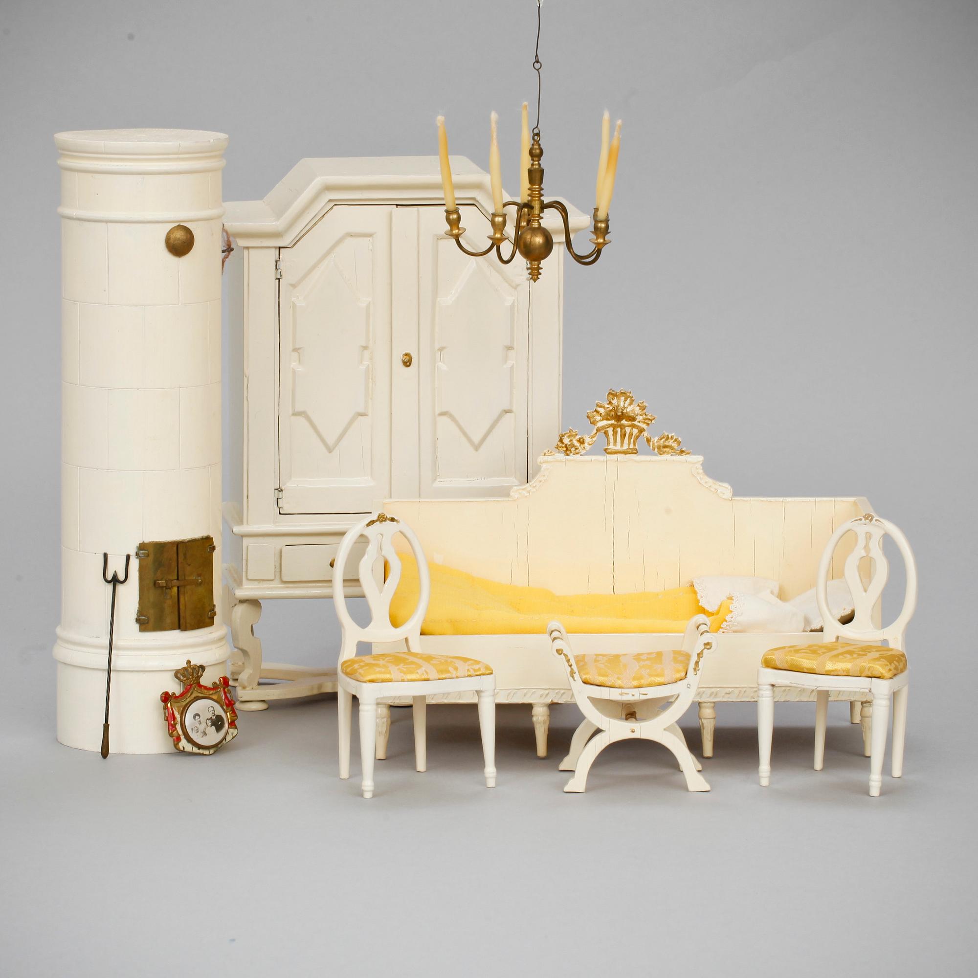 DOCKSKÅPSMÖBLER, ca 35 delar. De flesta "Nolbyn Värmländskt hantverk", Berit Bergström. 1940-50-tal.