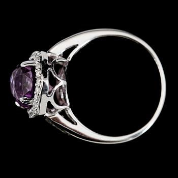 RING, 14K vitguld, ametist och diamanter.