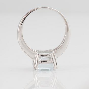 RING, med fasettslipad akvamarin ca 1.90 ct och 6 briljantslipade diamanter ca 0.10 ct.