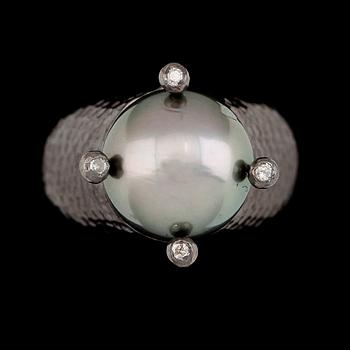 RING, svärtat/rhodierat silver, thaitipärla samt diamanter.