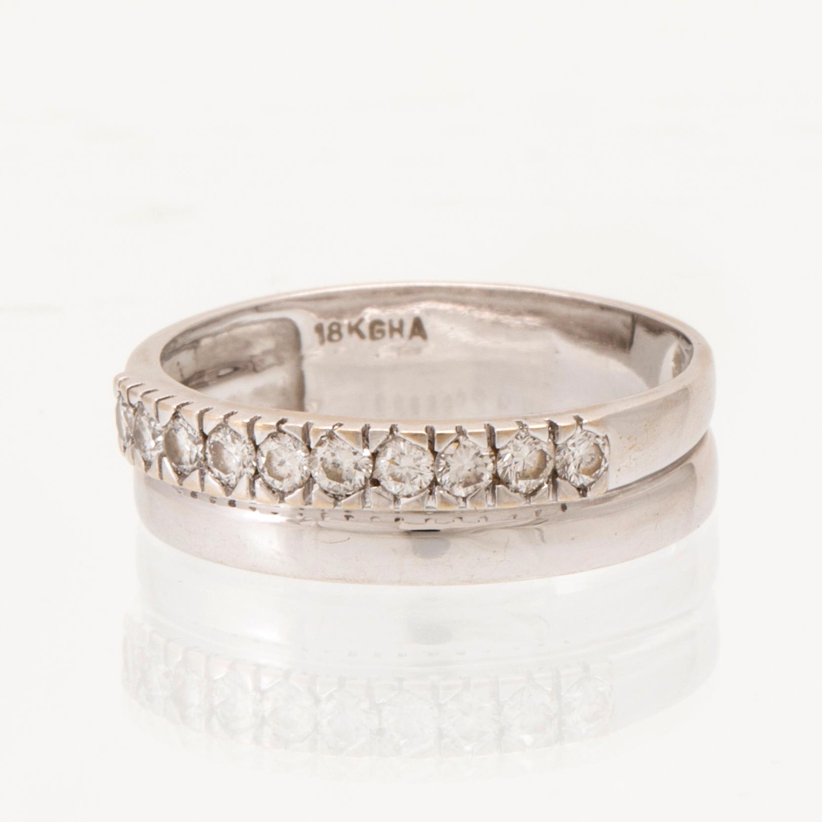 An 18K white gold ring set with round brilliant-cut diamonds.