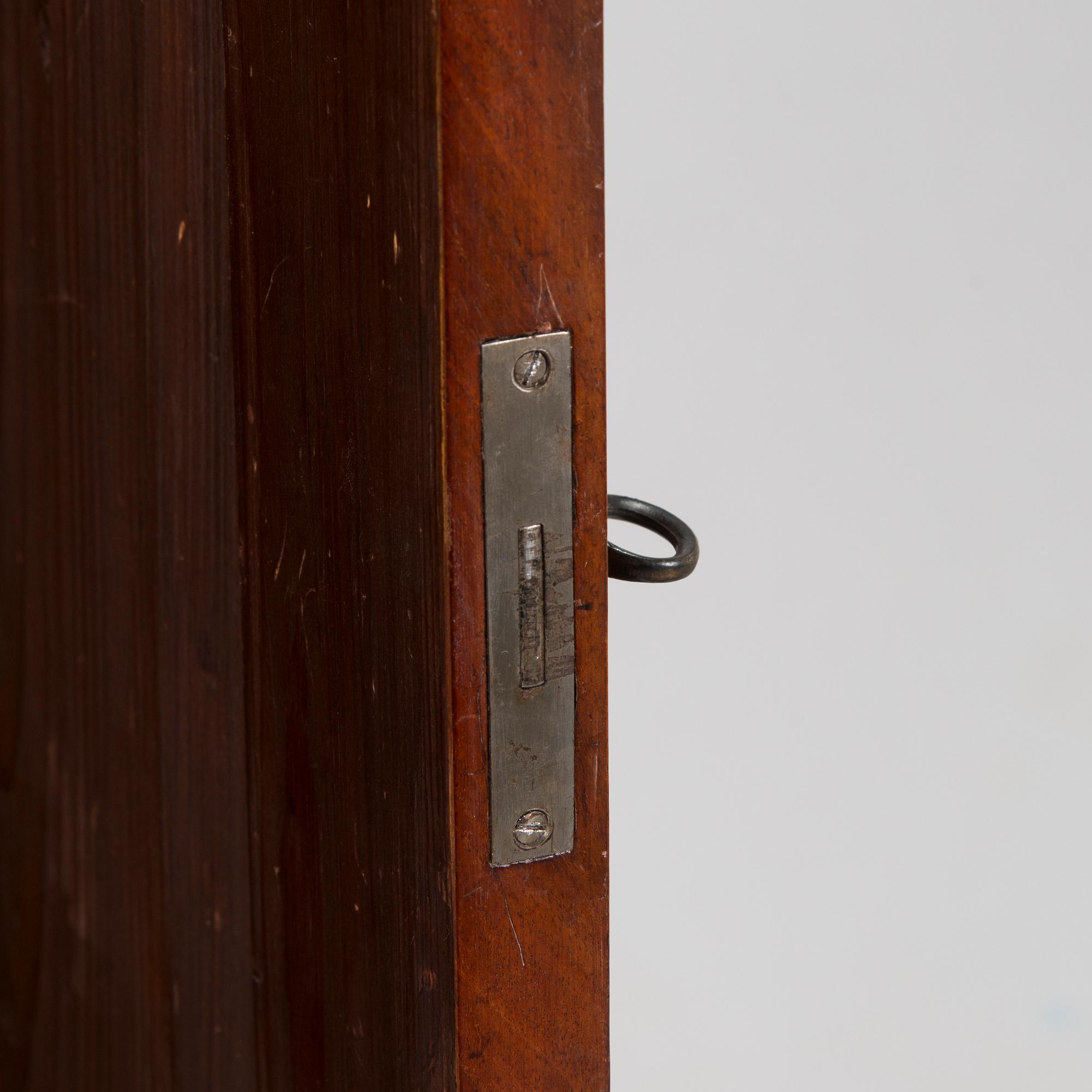 A mahogany veneered cabinet from around year 1900.
