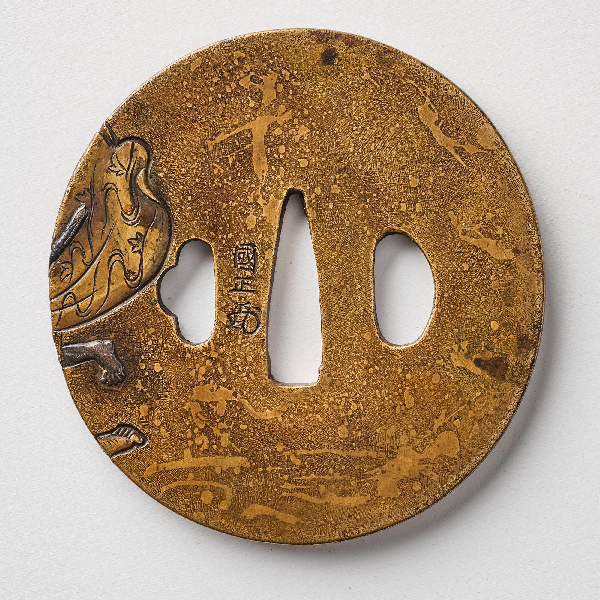 Tsuba, brons. Japan, Meiji (1868-1912). Signed.