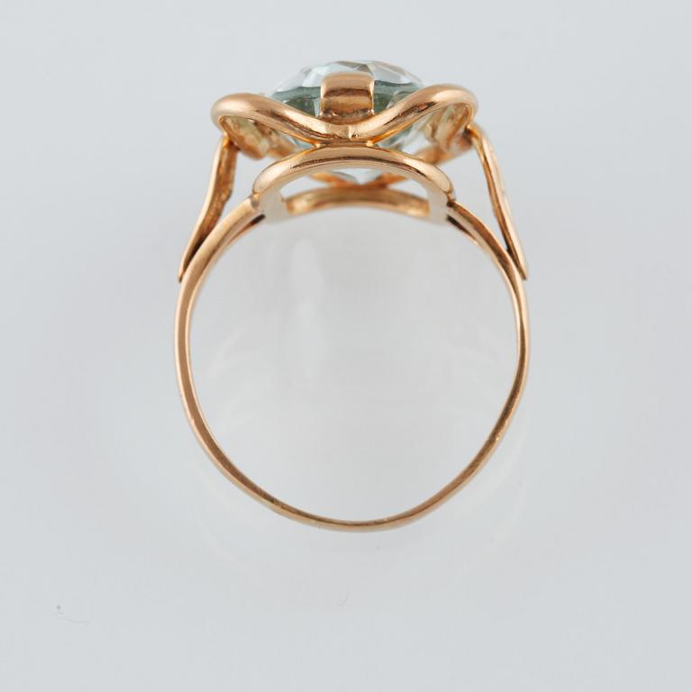 RING, 18K guld med fasettslipad blå pastesten, stämplad WKn, Göteborg. Vikt 5,0 gram.