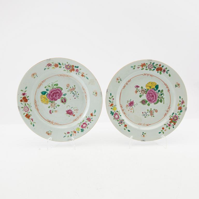 A Pais of familjen Rose dishes, Qing qynasty, Qianlong (1736-95).