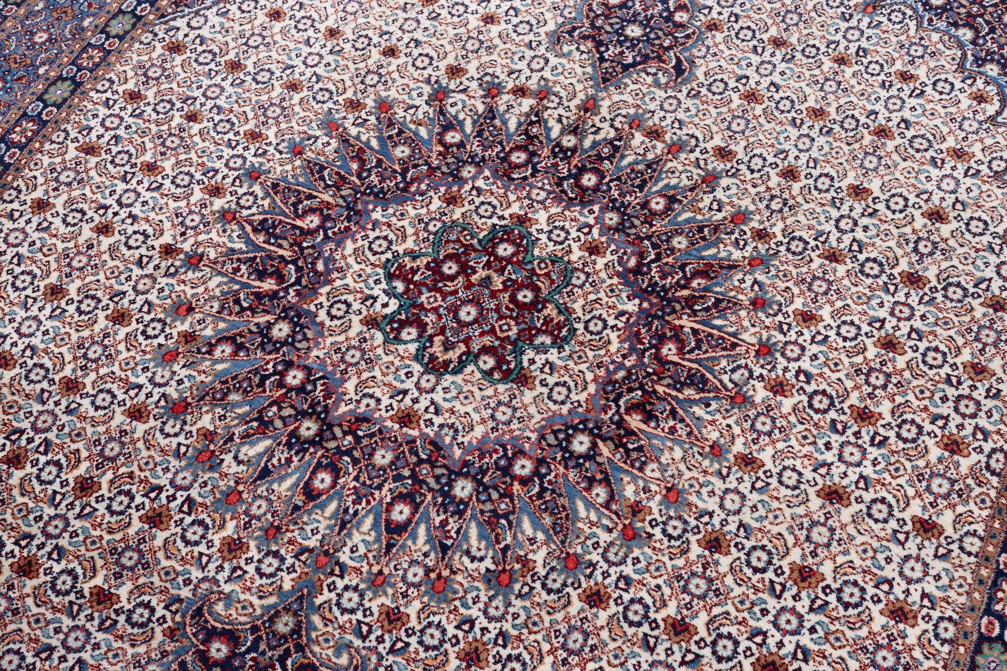 Matta, Meshed, ca 303 x 205 cm.