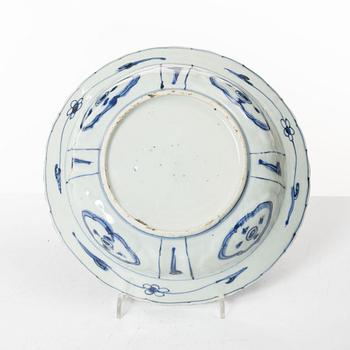 A Chinese blue and white porcelain bowl, 17th century.